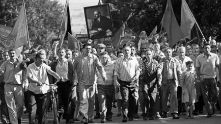 "Dear Comrades" di A. Konchalovsky. Commento di E. Marchiori